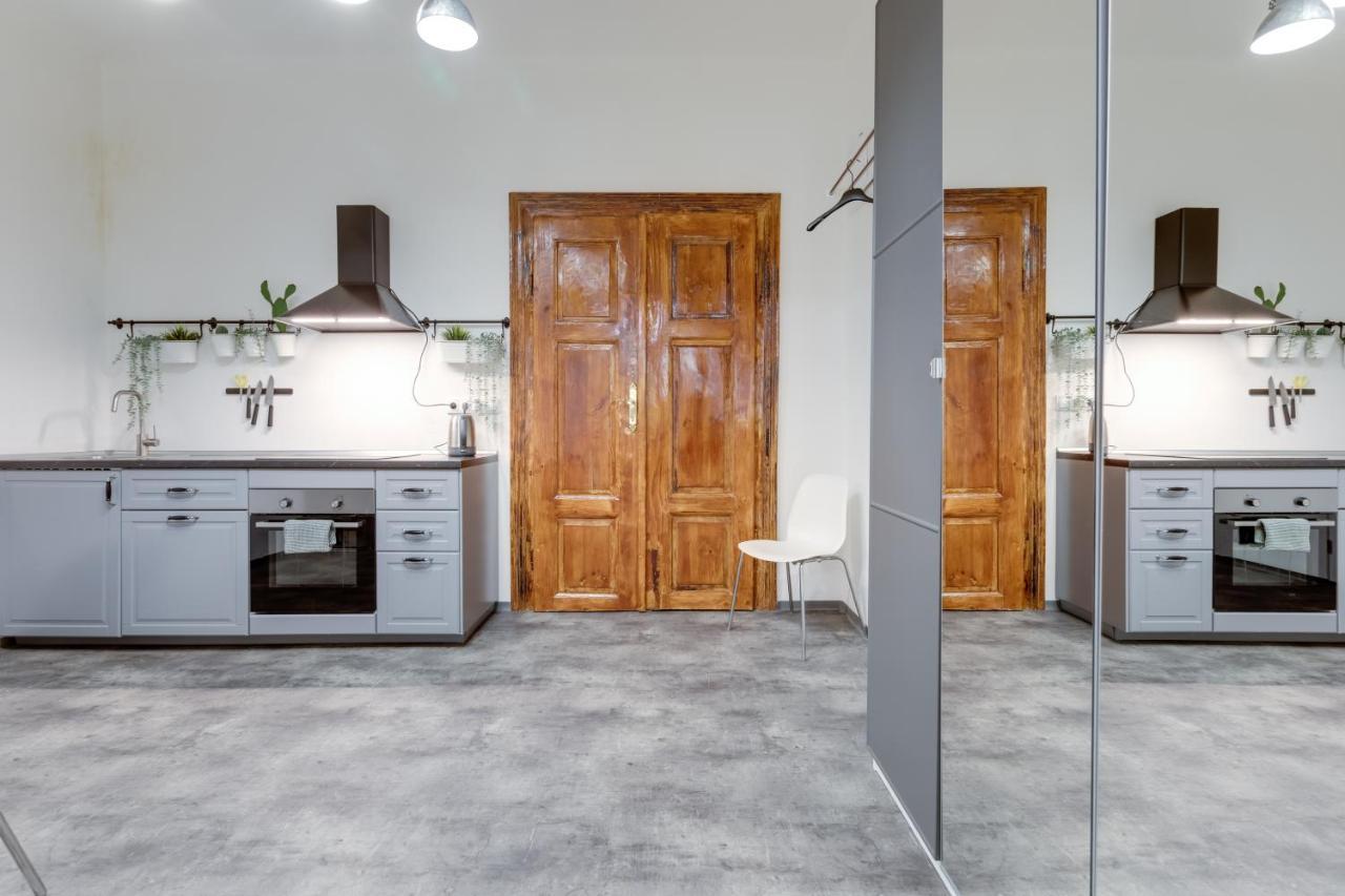 Lovely Apartments Heart Of Прага Экстерьер фото