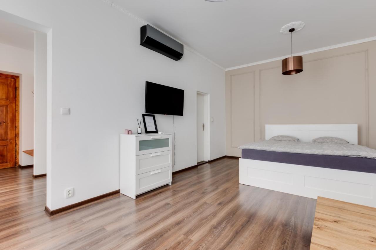 Lovely Apartments Heart Of Прага Экстерьер фото