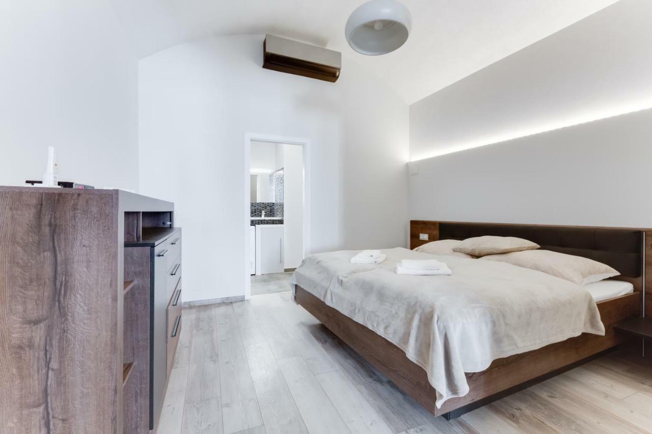 Lovely Apartments Heart Of Прага Экстерьер фото